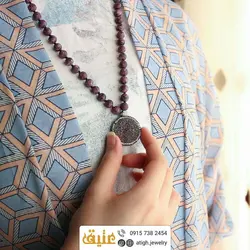 سینه ریز کوارتز تیتانیوم دور نگین و چاروئیت طبیعی بافت