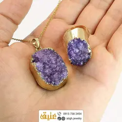 نیم ست آمتیست بلور طبیعی بسیار خوشرنگ و زیبا با زنجیر استیل‌