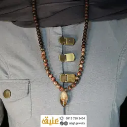 سینه ریز اوناکیت مات طبیعی و چوب زیتون همراه با آویز عقیق شجری