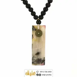 سینه ریز عقیق شجری با رگه های زیبا تراش مستطیلی و انیکس مات طبیعی بافت‌