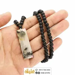 سینه ریز عقیق شجری با رگه های زیبا تراش مستطیلی و انیکس مات طبیعی بافت‌