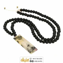 سینه ریز عقیق شجری با رگه های زیبا تراش مستطیلی و انیکس مات طبیعی بافت‌