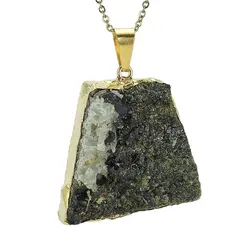 گردنبند ژئود تورمالین سبز هم رشدی کوارتز سفید بلور معدنی کمیاب تراش ذوزنقه بسیار خوشرنگ و خاص همراه زنجیر استیل یا بند چرم