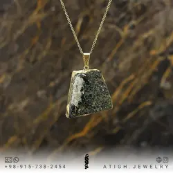گردنبند ژئود تورمالین سبز هم رشدی کوارتز سفید بلور معدنی کمیاب تراش ذوزنقه بسیار خوشرنگ و خاص همراه زنجیر استیل یا بند چرم
