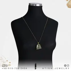 گردنبند ژئود تورمالین سبز هم رشدی کوارتز سفید بلور معدنی کمیاب تراش ذوزنقه بسیار خوشرنگ و خاص همراه زنجیر استیل یا بند چرم