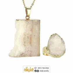نیم ست ژئود کوارتز شیری طبیعی با رگه های زیبا بسیار خوشرنگ سنگ درمانی بهمراه زنجیر استیل‌