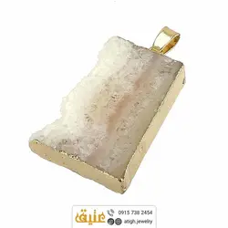 نیم ست ژئود کوارتز شیری طبیعی با رگه های زیبا بسیار خوشرنگ سنگ درمانی بهمراه زنجیر استیل‌