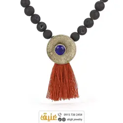 سینه ریز سکه عقیق آتشفشانی همراه منگوله ابریشمی‌