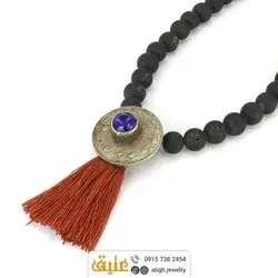 سینه ریز سکه عقیق آتشفشانی همراه منگوله ابریشمی‌