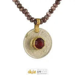 سینه ریز دستساز سکه و یاقوت گارنت همراه کوارتز دودی تراش دار