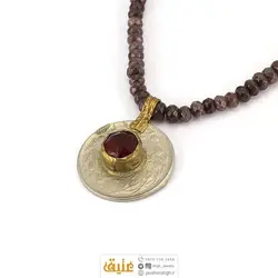 سینه ریز دستساز سکه و یاقوت گارنت همراه کوارتز دودی تراش دار