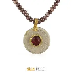سینه ریز دستساز سکه و یاقوت گارنت همراه کوارتز دودی تراش دار