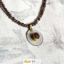 سینه ریز دستساز سکه و یاقوت گارنت همراه کوارتز دودی تراش دار