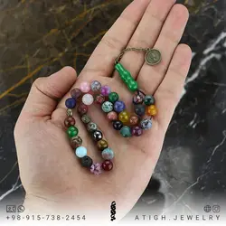 تسبیح احجار الشفاء (سنگ درمانی)، هفت سنگ چاکرا و محافظ هاله انرژی ۳۳ دانه شیخک عقیق سبز معدنی سری بینظیر سنگ های کمیاب ۳۴ نوع سنگ آویز سکه
