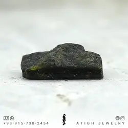 سنگ راف (تراش نخورده) تورمالین سبز تیره بلور معدنی بسیار خوشرنگ با کیفیت بالا وزن 10 قیراط