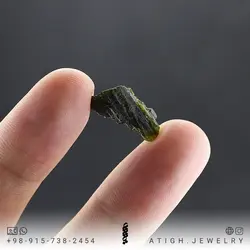 سنگ راف (تراش نخورده) تورمالین سبز تیره بلور معدنی بسیار خوشرنگ با کیفیت بالا وزن 10 قیراط