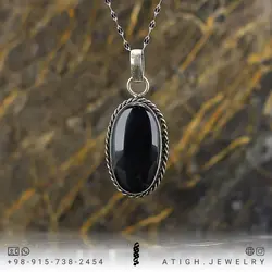 گردنبند عقیق سیاه معدنی تراش بیضی کیفیت سنگ و تراش عالی فریم ورشو دستساز تخصصی چاکرای اول و دوم همراه زنجیر استیل یا بند چرم وزن حدود 19 گرم