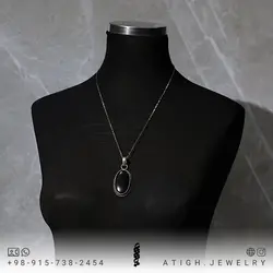 گردنبند عقیق سیاه معدنی تراش بیضی کیفیت سنگ و تراش عالی فریم ورشو دستساز تخصصی چاکرای اول و دوم همراه زنجیر استیل یا بند چرم وزن حدود 19 گرم