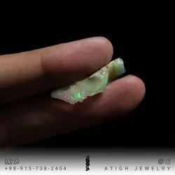 سنگ راف اوپال شیری اتیوپی معدنی خلوص بالا بازی رنگ عالی کمیاب صددرصد طبیعی وزن حدود 8.6 قیراط