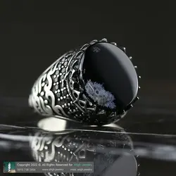 انگشتر مردانه عقیق سلیمانی با نقش و نگار منحصر به فرد رکاب سیاه قلم طراحی اسلیمی دور چنگ اشکی رنگ ثابت
