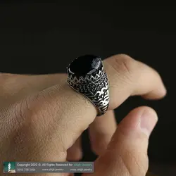 انگشتر مردانه عقیق سلیمانی با نقش و نگار منحصر به فرد رکاب سیاه قلم طراحی اسلیمی دور چنگ اشکی رنگ ثابت