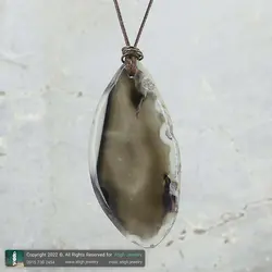 گردنبند اسلایس عقیق سلیمانی طوسی خوشرنگ با نقش و نگار زیبا معدنی همراه بند چرم قهوه ای طرح اسلیمی