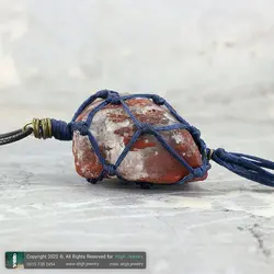 گردنبند جاسپر قرمز تراش نخورده با نقش و نگار خاص معدنی دور بافت مکرومه همراه بند چرم