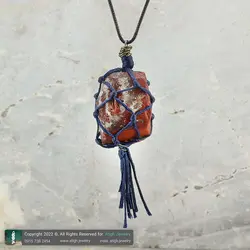 گردنبند جاسپر قرمز تراش نخورده با نقش و نگار خاص معدنی دور بافت مکرومه همراه بند چرم