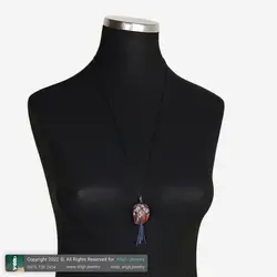 گردنبند جاسپر قرمز تراش نخورده با نقش و نگار خاص معدنی دور بافت مکرومه همراه بند چرم