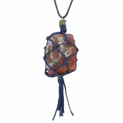 گردنبند جاسپر قرمز تراش نخورده با نقش و نگار خاص معدنی دور بافت مکرومه همراه بند چرم