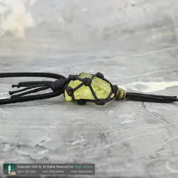 گردنبند سیترین تراش نخورده (راف) خوشرنگ معدنی دور بافت مکرومه مشکی همراه بند چرم تخصصی چاکرای خورشیدی