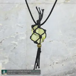 گردنبند سیترین تراش نخورده (راف) خوشرنگ معدنی دور بافت مکرومه مشکی همراه بند چرم تخصصی چاکرای خورشیدی