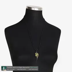 گردنبند سیترین تراش نخورده (راف) خوشرنگ معدنی دور بافت مکرومه مشکی همراه بند چرم تخصصی چاکرای خورشیدی