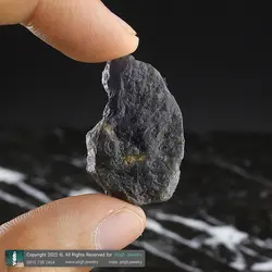 سنگ راف ایولیت (Iolite) معدنی کلکسیونی کمیاب رنگ سرمه ای بینظیر وزن 27.4 قیراط