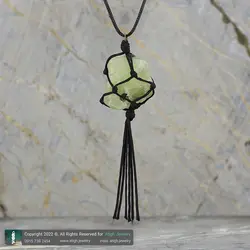 گردنبند یشم تراش نخورده (راف) خوشرنگ معدنی دور بافت مکرومه مشکی همراه بند چرم تخصصی چاکرای قلب