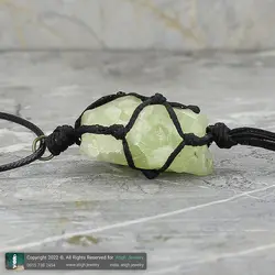 گردنبند یشم تراش نخورده (راف) خوشرنگ معدنی دور بافت مکرومه مشکی همراه بند چرم تخصصی چاکرای قلب