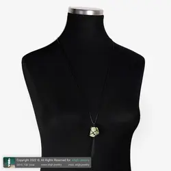 گردنبند یشم تراش نخورده (راف) خوشرنگ معدنی دور بافت مکرومه مشکی همراه بند چرم تخصصی چاکرای قلب