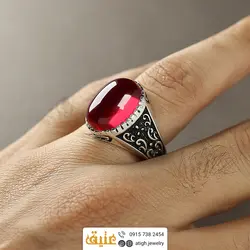 انگشتر یاقوت سنتاتیک تراش دامله رکاب دور چنگ سبک قلم زنی و سیاه قلم اسلیمی نقره ۹۲۵ عیار