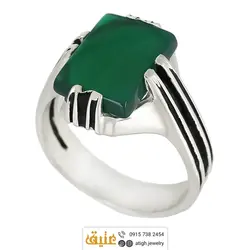 انگشتر عقیق سبز خوشرنگ معدنی تراش مربعی تخت رکاب شیاردار سیاه قلم ۸ چنگ نقره ۹۲۵ عیار
