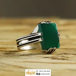 انگشتر عقیق سبز خوشرنگ معدنی تراش مربعی تخت رکاب شیاردار سیاه قلم ۸ چنگ نقره ۹۲۵ عیار