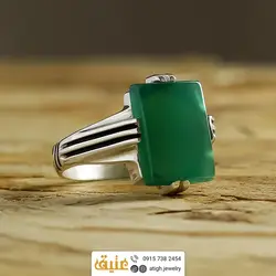 انگشتر عقیق سبز خوشرنگ معدنی تراش مربعی تخت رکاب چهار چنگ شیاردار سیاه قلم نقره ۹۲۵ عیار
