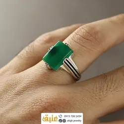انگشتر عقیق سبز خوشرنگ معدنی تراش مربعی تخت رکاب چهار چنگ شیاردار سیاه قلم نقره ۹۲۵ عیار