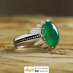 انگشتر عقیق سبز خوشرنگ معدنی تراش دامله رکاب ۱۴ چنگ شیاردار قلم زنی و سیاه قلم نقره ۹۲۵ عیار