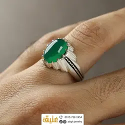 انگشتر عقیق سبز خوشرنگ معدنی تراش دامله رکاب ۱۴ چنگ شیاردار قلم زنی و سیاه قلم نقره ۹۲۵ عیار