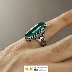 انگشتر عقیق سبز خوشرنگ معدنی تراش دامله بیضی کشیده رکاب دور چنگ اشکی اره کاری نقره ۹۲۵ عیار