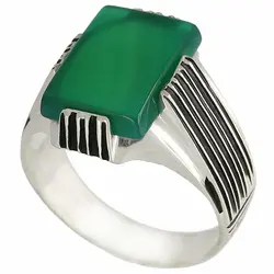 انگشتر عقیق سبز خوشرنگ معدنی تراش تخت مستطیلی رکاب ۴چنگ شیاردار سیاه‌قلم نقره ۹۲۵ عیار