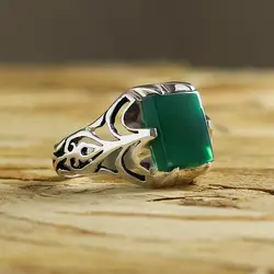 انگشتر عقیق سبز خوشرنگ معدنی تراش تخت مربعی رکاب ۶ چنگ اره‌کاری سبک اسلیمی نقره ۹۲۵ عیار