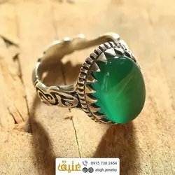 انگشتر عقیق سبز معدنی دامله خوشرنگ رکاب نقره ۹۲۵ عیار دور چنگ مزین به نام حضرت 
