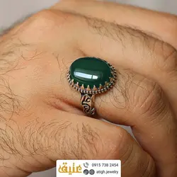انگشتر عقیق سبز معدنی دامله خوشرنگ رکاب نقره ۹۲۵ عیار دور چنگ مزین به نام حضرت 