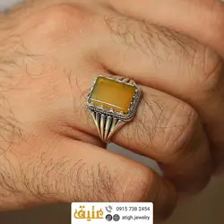 انگشتر عقیق زرد شرف الشمس مستطیلی تخت معدنی رکاب نقره دور چنگ شیار دار سیاه قلم